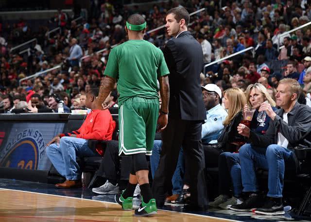 助罗马升至意甲榜首，斯维拉尔达成罗马生涯100场里程碑（斯维拉尔罗马百场达成，助球队登顶意甲榜首）