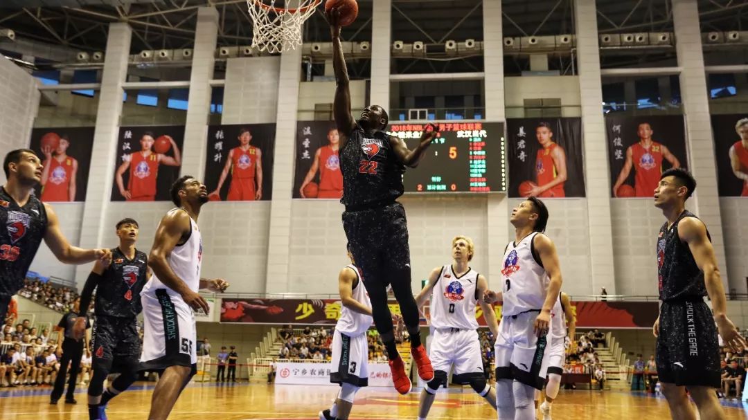 榜眼梦游11中1福克斯空砍25分，米切尔28+8，骑士送马刺交手6连败（榜眼手感低迷仅11投1中，福克斯25分难救主，米切尔28+8领军，骑士对马刺豪取交手6连胜）