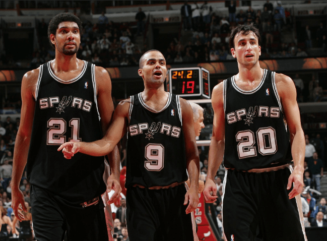 孤军奋战！皇马主帅阿隆索遭遇最严峻考验，11名球员缺阵或成致命打击（单枪匹马！皇马主帅阿隆索迎来最严酷考验，11将缺席恐成致命打击）