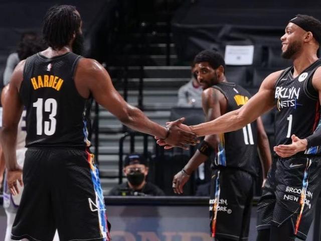 被拍到手上有“美甲”，汪士钦社媒收到网友大量攻击性评论（手部“美甲”照曝光，汪士钦社媒遭大量攻击性留言涌入）